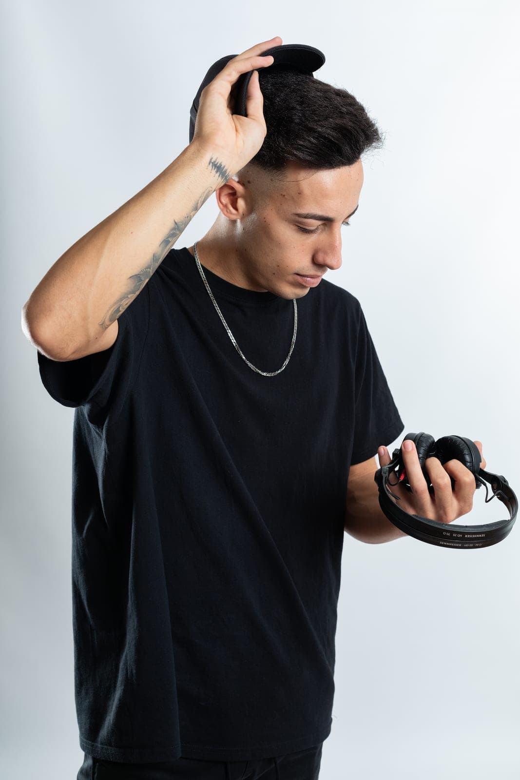 Cristian Girón con sus auriculares en el estudio
