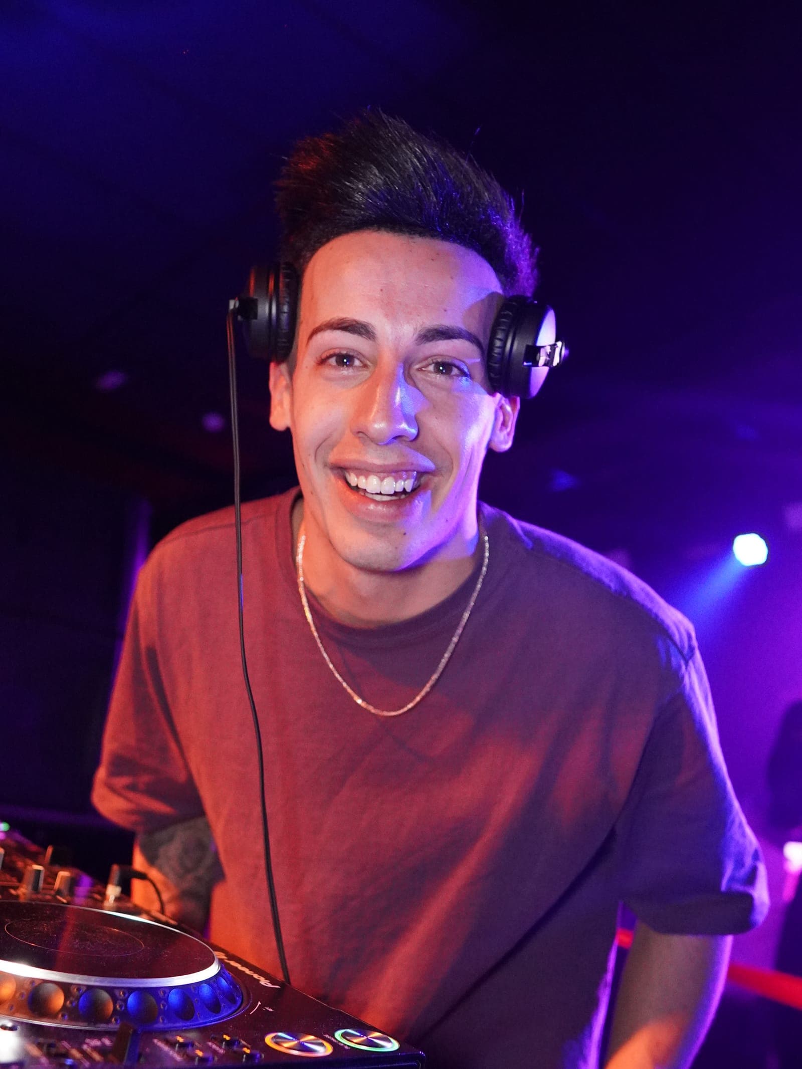 Cristian Girón sonriendo con los auriculares puestos